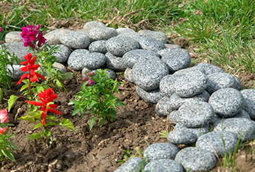 The garden stones that naturally enrich the outdoor furniture