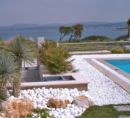 Yüzme havuzunun etrafında