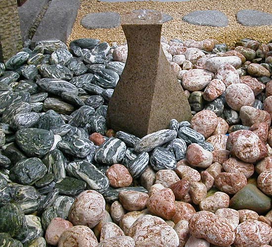 İşlenmiş formlar ve yuvarlatılmış taşlar